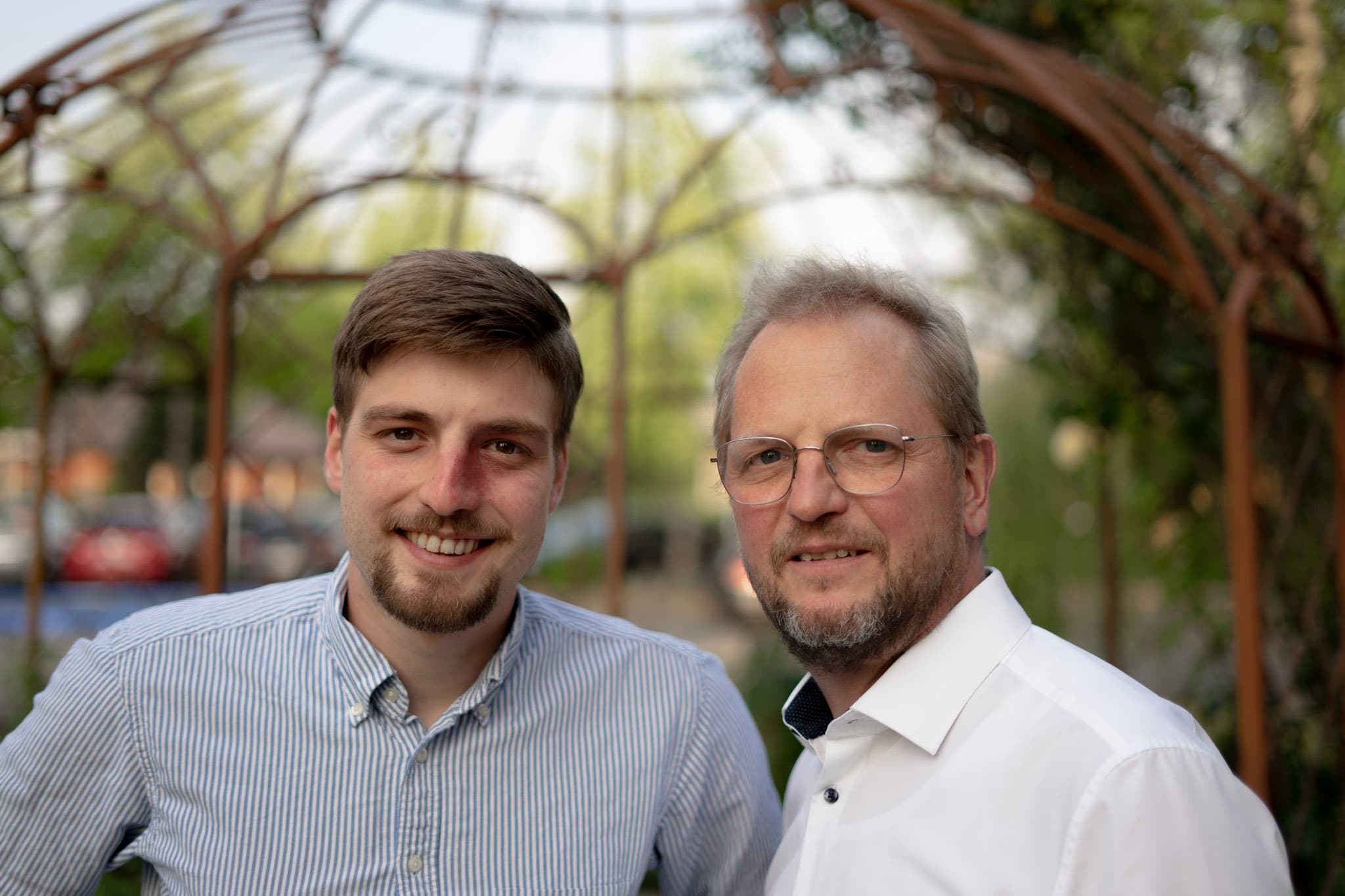 Vater und Sohn – gemeinsames Porträt im Grünen